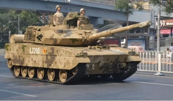 15式坦克的装甲有多薄？可以说常规坦克一炮下去，15式直接原地报废，然而15式的