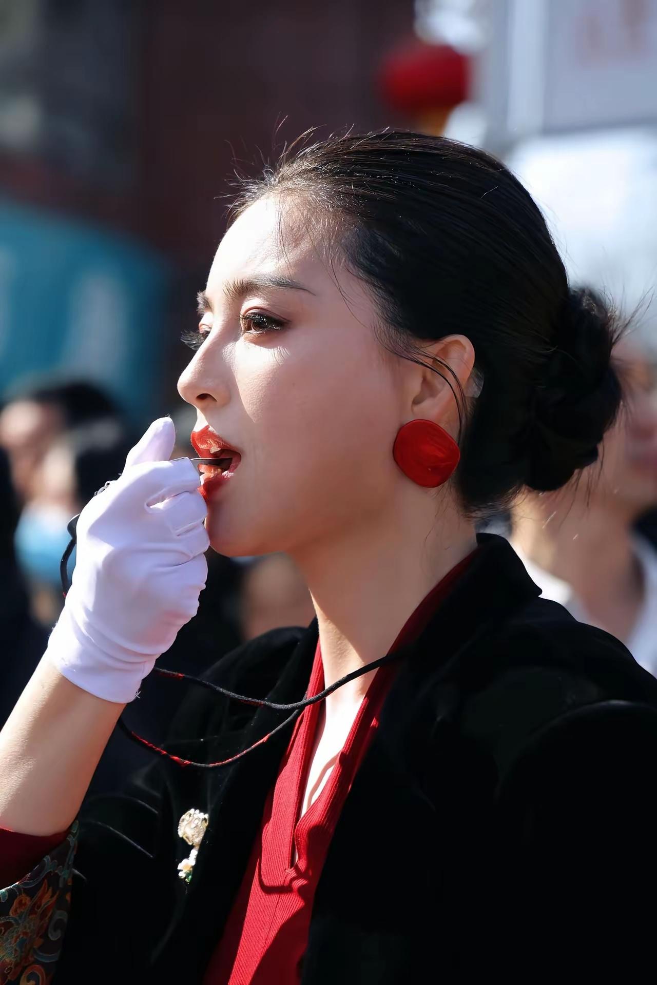 近日，陕西榆林米脂秧歌美女指挥指挥高梦瑶火爆网络，我分析了一下，她走红的原因