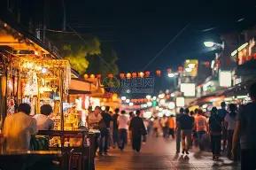 沈阳凌晨一点的夜市，18个壮汉吃了180串炸串、喝光5瓶白酒，结完账转身就走，摊