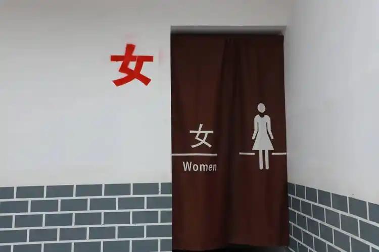 “男厕里面再设女厕？”内蒙古包头，有学生拍摄视频爆料，某高校教学楼一楼的男厕所