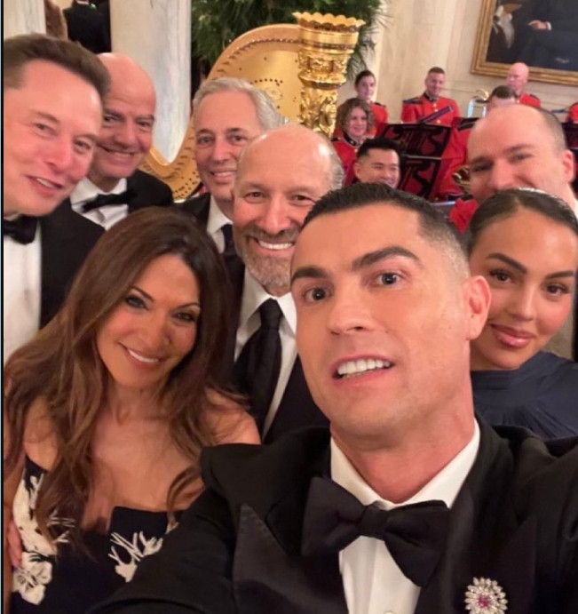 C罗在白宫自拍: 图中还包括乔治娜、马斯克、因凡蒂诺等人