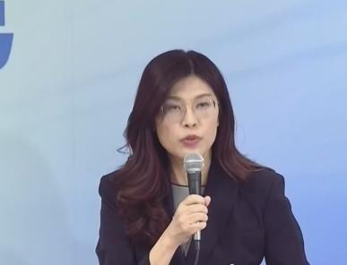 郑丽文现在估计肠子都悔青了。她曾后悔的不是向日本灾区伸了援手，也不是以个人名义捐