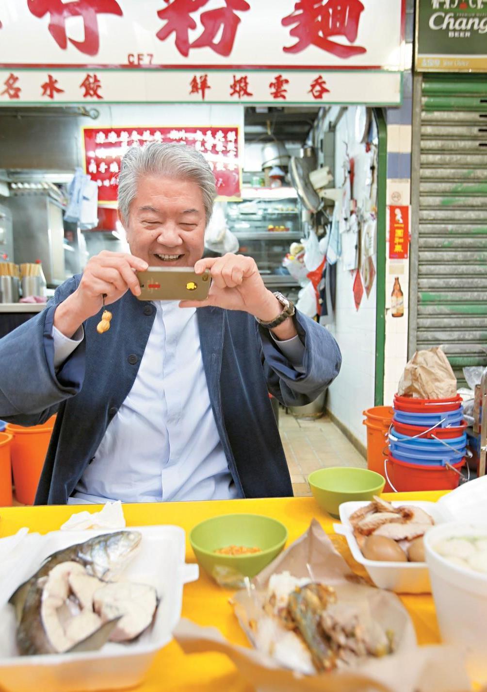 蔡澜这个胖老头，一直认为他是个吃货。认识他源于他主持的美食节目。陪在他旁边的总会