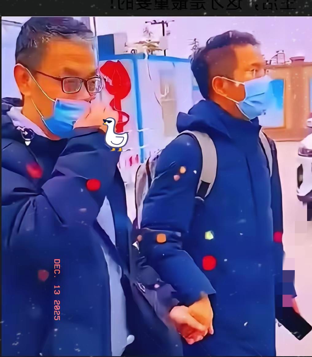 李圣律师这波操作太有深意了！刚从四川下飞机，北京就飘雪，他在雪地上写下2025.