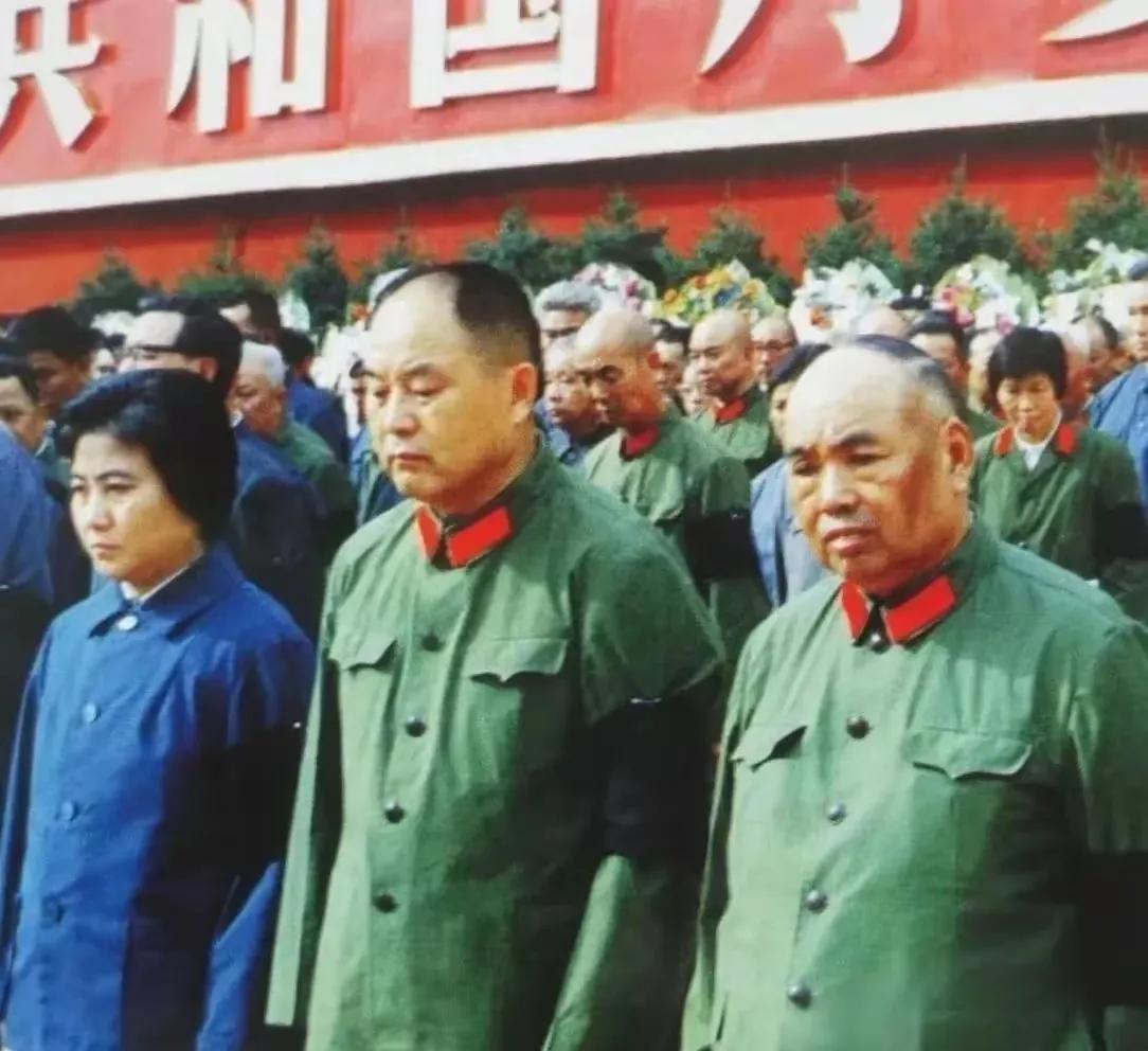 毛主席追悼会现场，许世友表情悲痛，他可是毛主席最信任的人！1976年9月18日