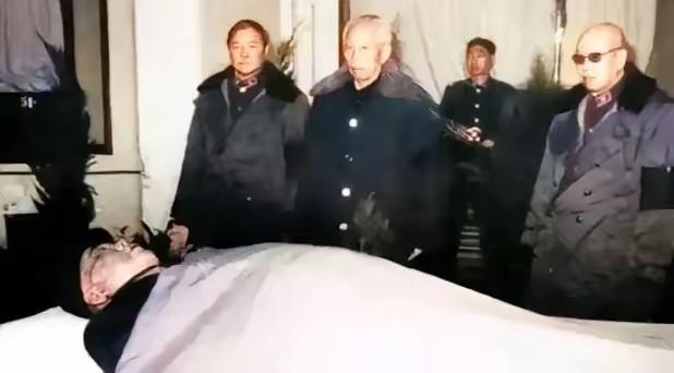 1985年，许世友将军卧病在床，趁旁边无人陪护时，用毛巾勒住自己的脖子死死拉紧，