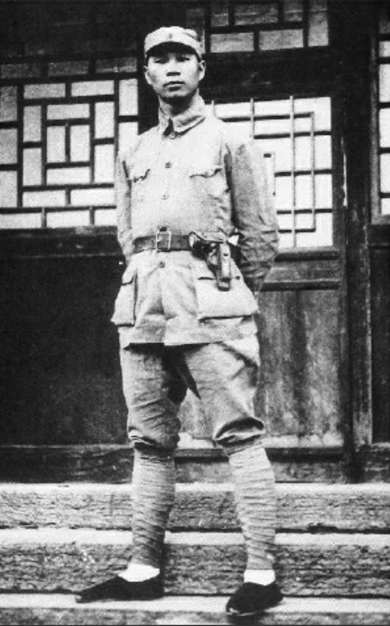 1937年，杨成武请地主吃饭。饭后他提出让地主们捐款抗日，平时抠门的地主