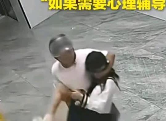 孩子晚上出门一定要注意安全，千万不要独自太晚回家。33岁头盔男，凌晨在电梯厅