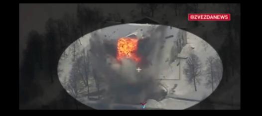 俄军无人侦察机发现了一座乌军存储无人机和弹药的仓库之后，将情报迅速回传。俄军指挥