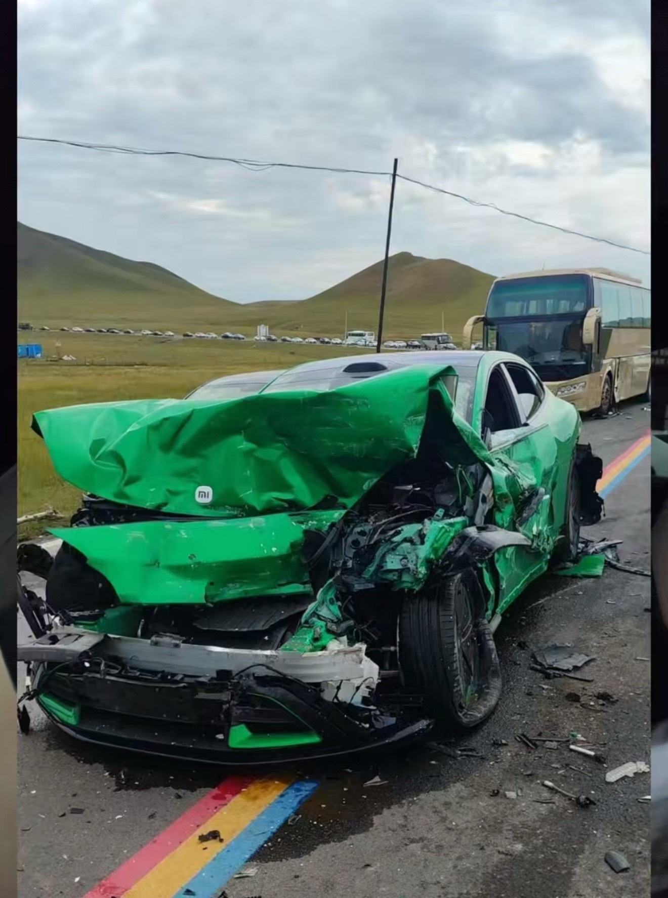 小米YU7车主讲述被水泥车撞击过程从视频可以看到，虽然小米YU7被水泥罐车猛烈