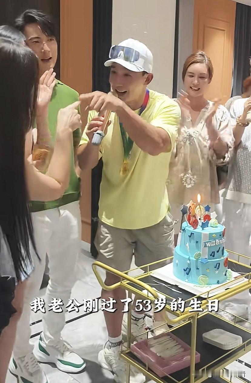 刘耕宏53岁生日，吴尊陈浩民来给他庆祝，小泡芙也已经长成大姑娘，刘耕宏夫妇相爱十