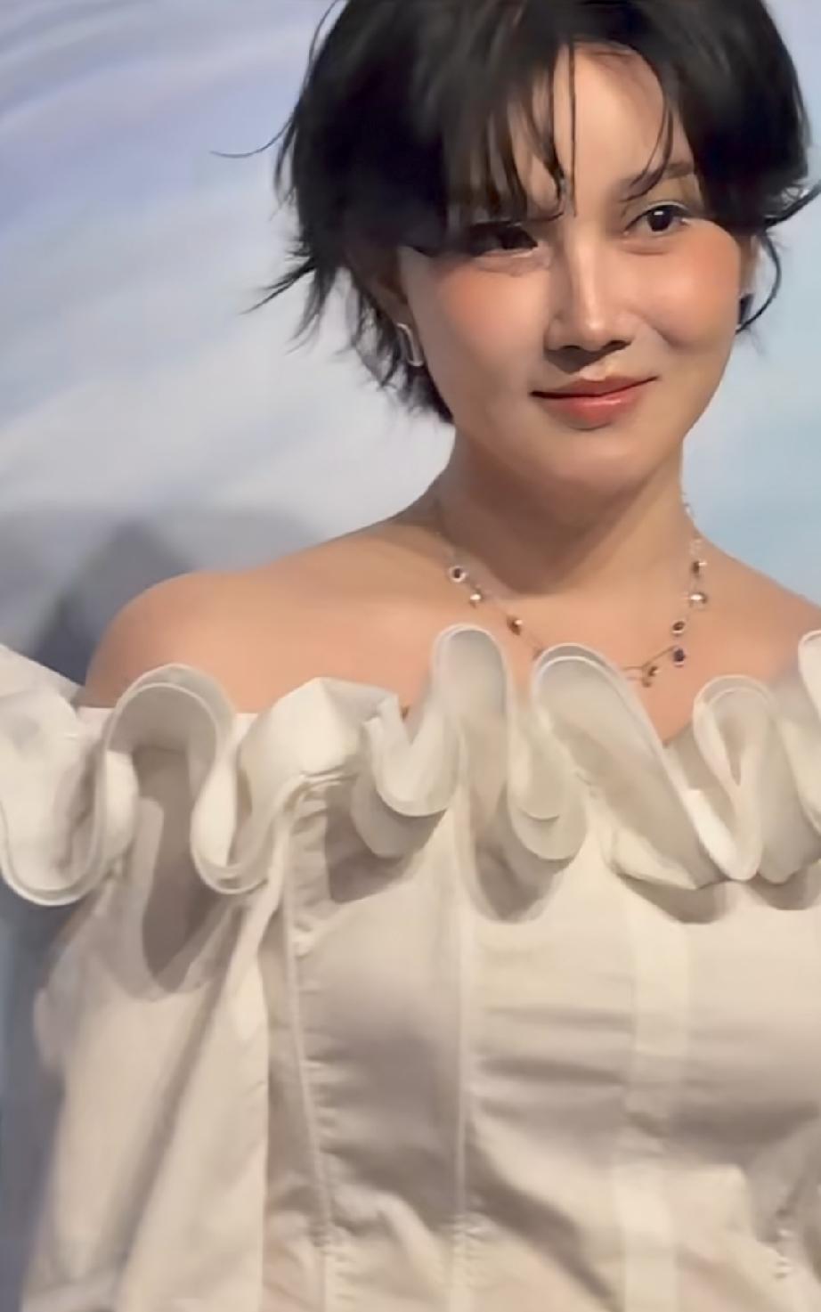 陈小纭脸咋肿了之前跟陈妍希同框的时候看着就有一点圆润，有人说她又变脸了。但