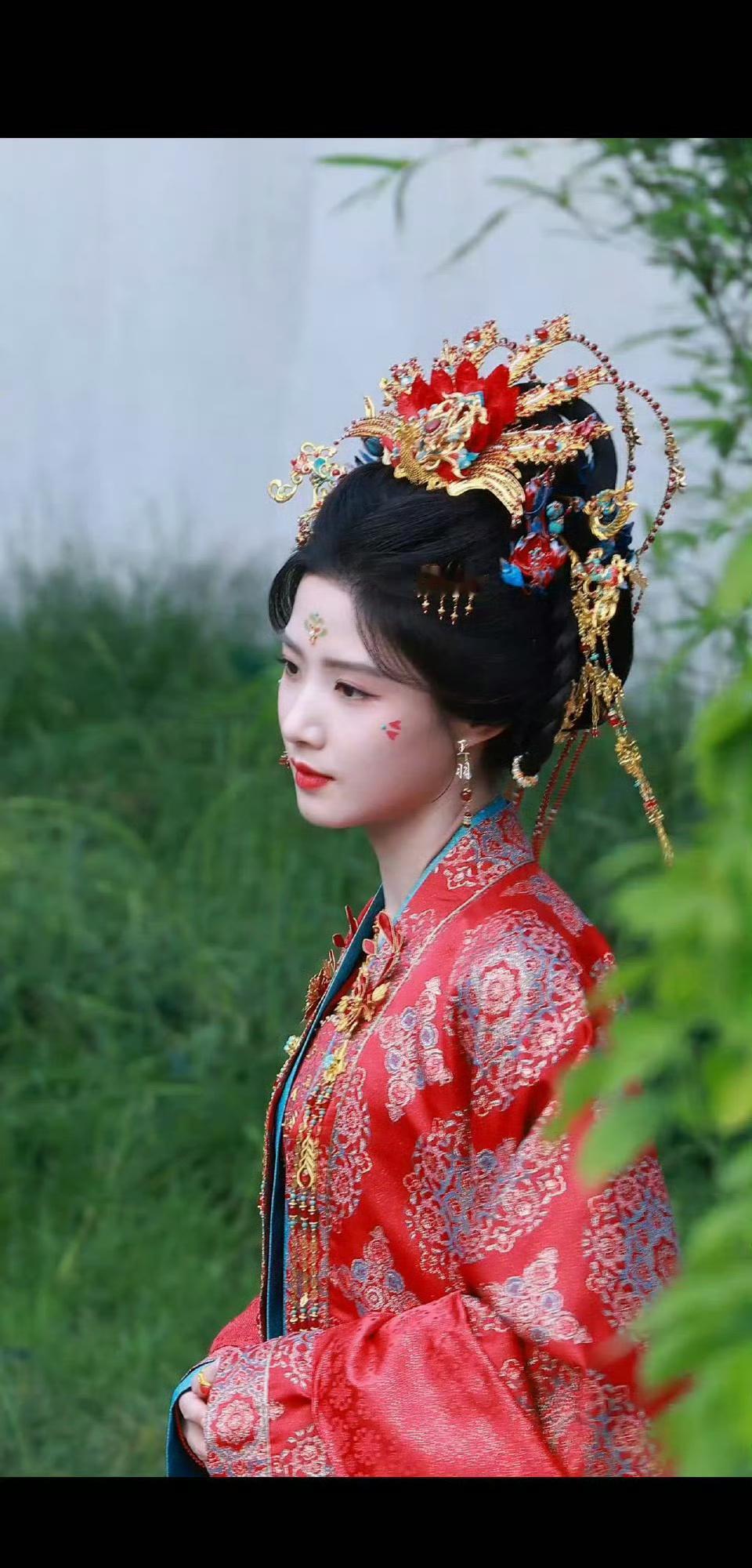卢昱晓今日《何不同舟渡》最新路透，红色婚服造型好华美