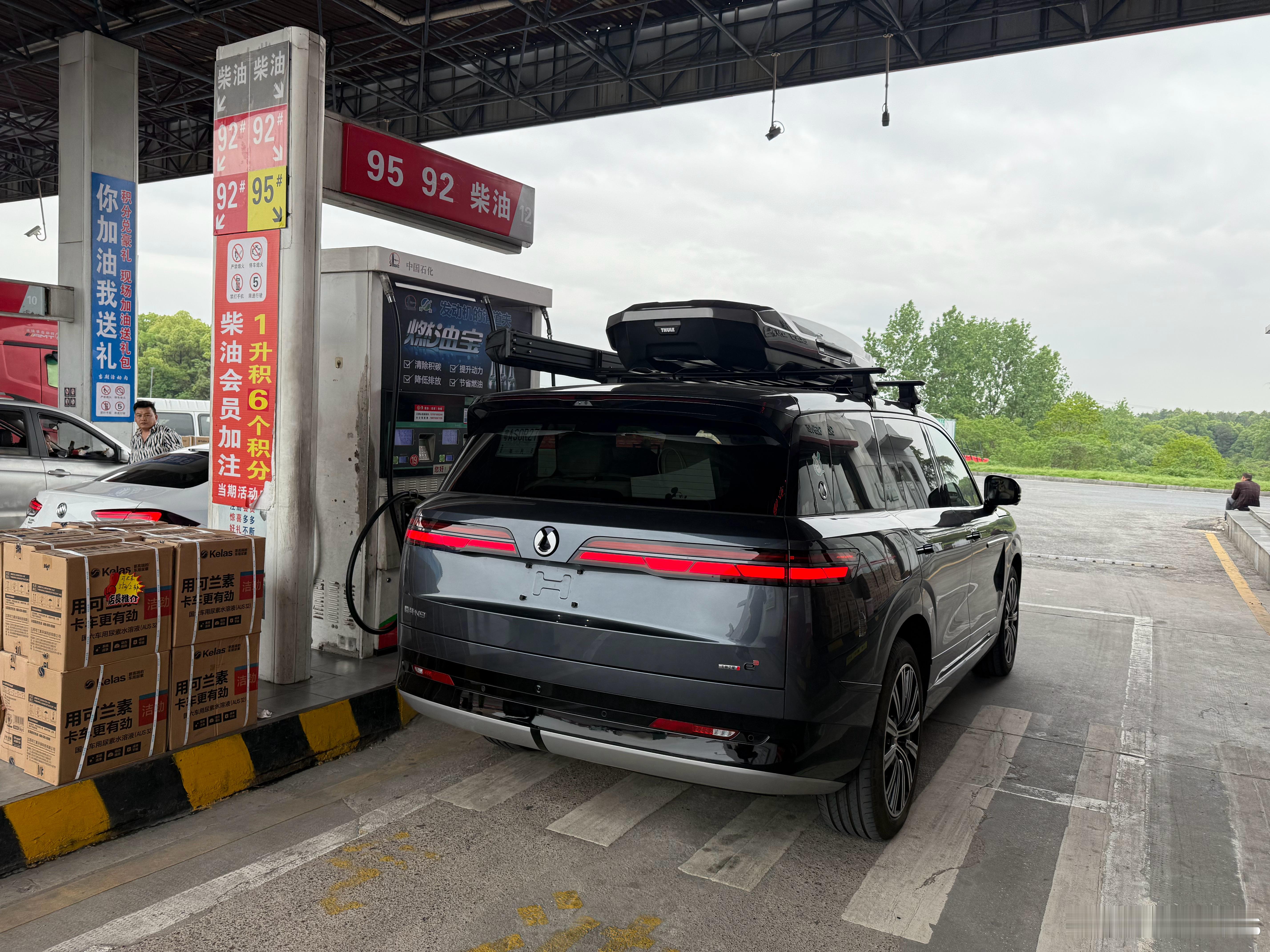真好！这么大，动力这么强suv都只用92号油，满油再出发，还有900公里！​​