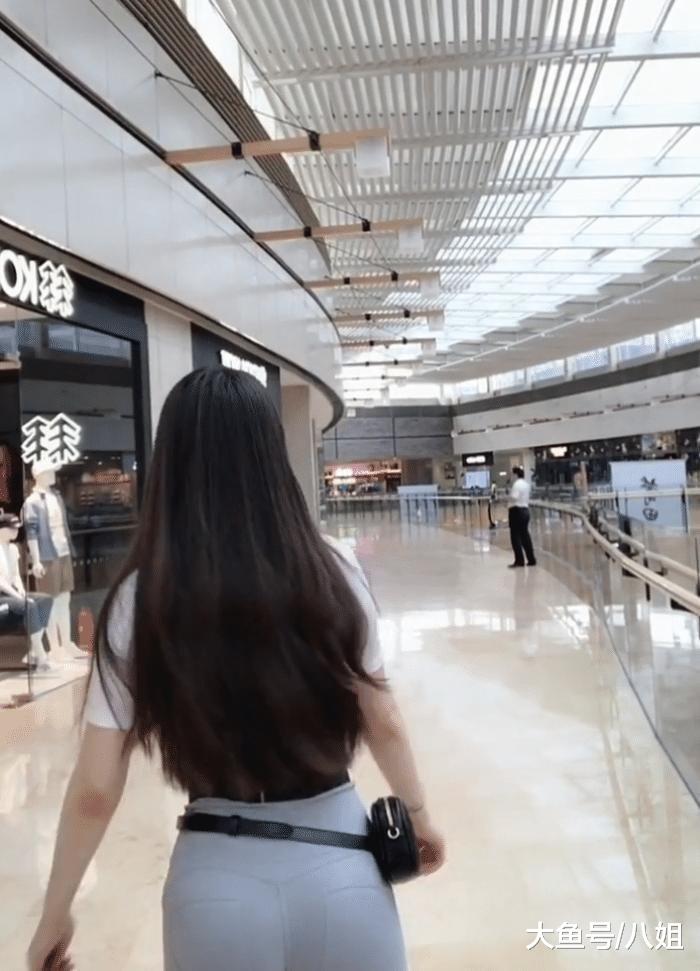 如今流行“束腰”外穿吗? “大姐姐”的穿法看不懂, 腰上的挎包不错