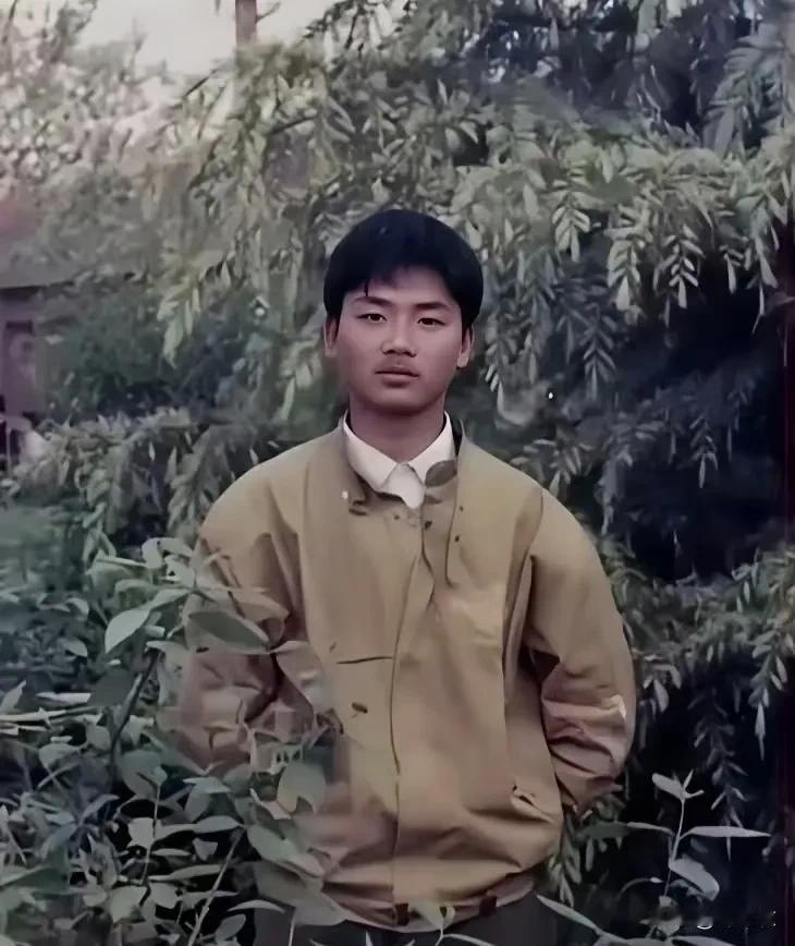 18岁的刘强东眼神坚定，但是给人一种出生农民家庭感觉，因为这也是事实把。不过