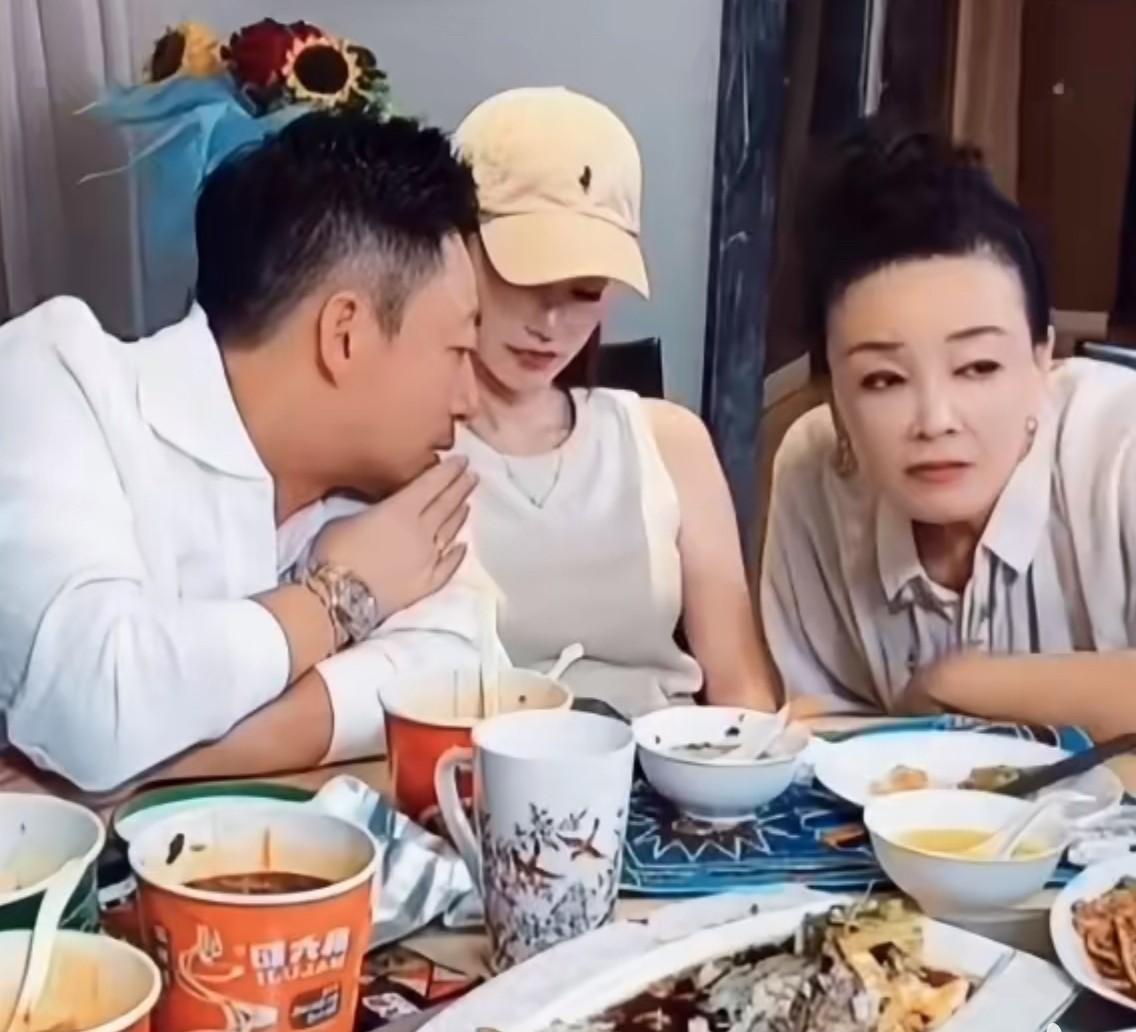 好奇害死猫啊！直播间里的网友纷纷打趣：兰姐听清楚了吗？给我们大家伙儿透露一下，