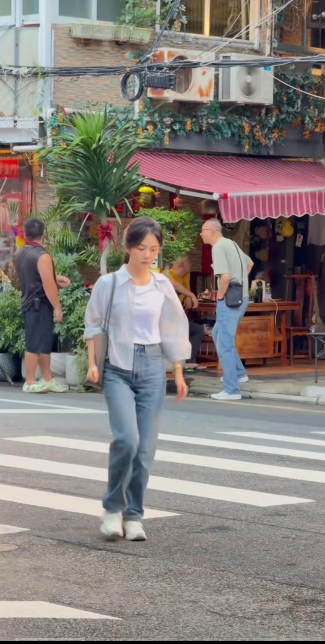 谭松韵，娇小可人。