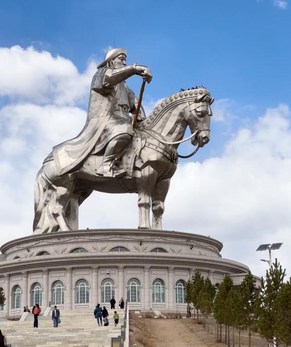 又穷又有矿的蒙古国，一边靠中国吃饭，一边拿中国出气。全国九成矿产卖给中国，