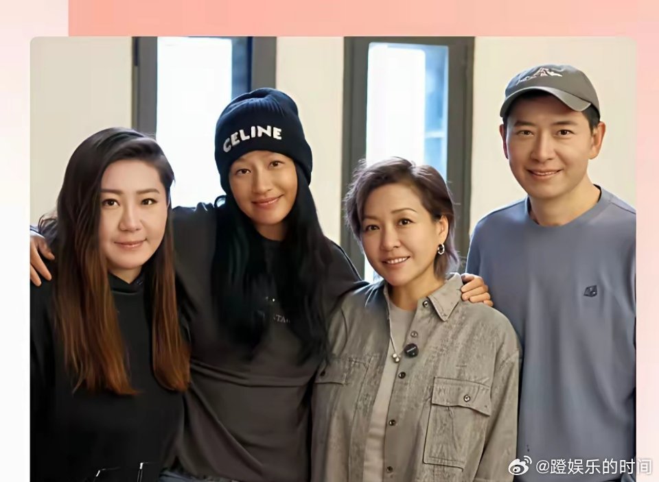 戴军生活在泰国，与好友相聚在这里！照片中有李小萌，认不出了，还有谁