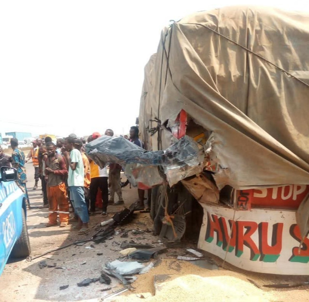 坐后排幸免于难! 36岁拳王约书亚在非洲遭严重车祸, 2人当场死亡