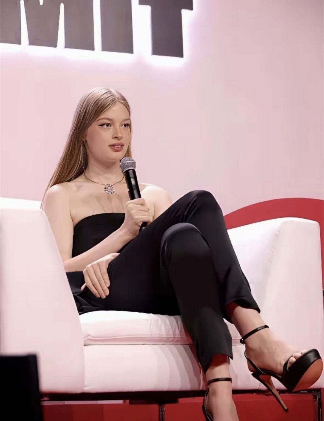 马斯克的前儿子、现女儿，22岁了！