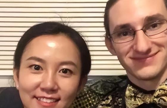 “你应该滚回中国去！”“别用亚洲人的脏习惯喂我的孩子！”2019年美国一男子不断