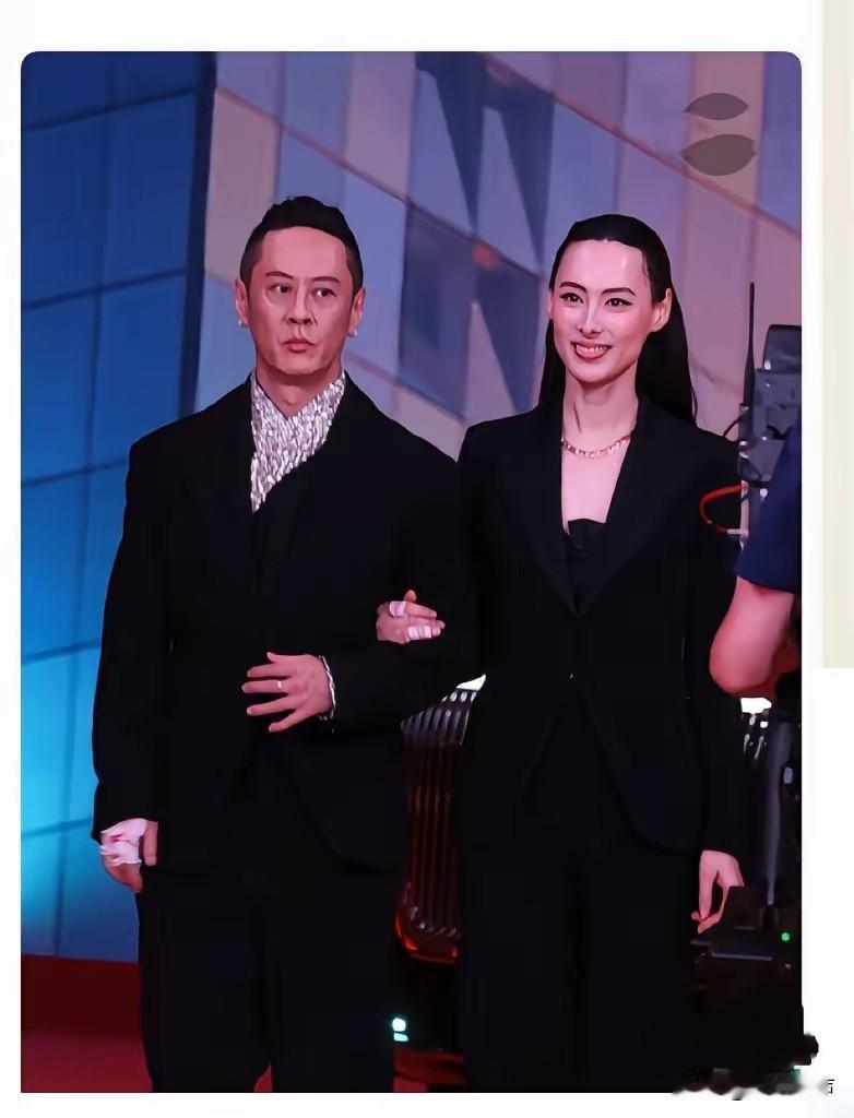 今晚心里不是滋味的，大概就是李泽楷了。梁洛施直接带着男友马浴柯亮相公开活动，整