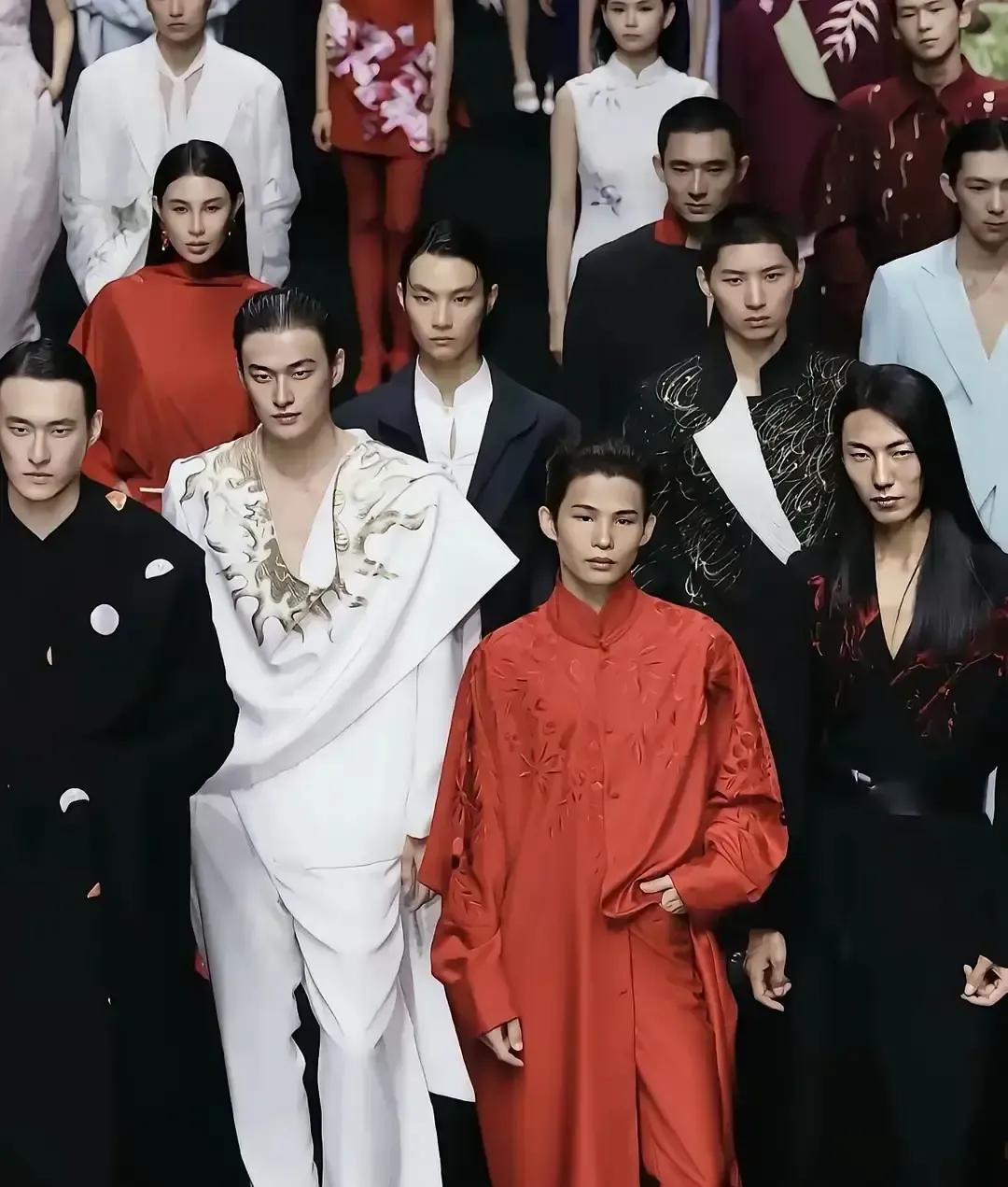 刷到男模走秀视频，评论区吵翻天。清一色瘦高脸白，眼线比我还精致，有人直接甩图：