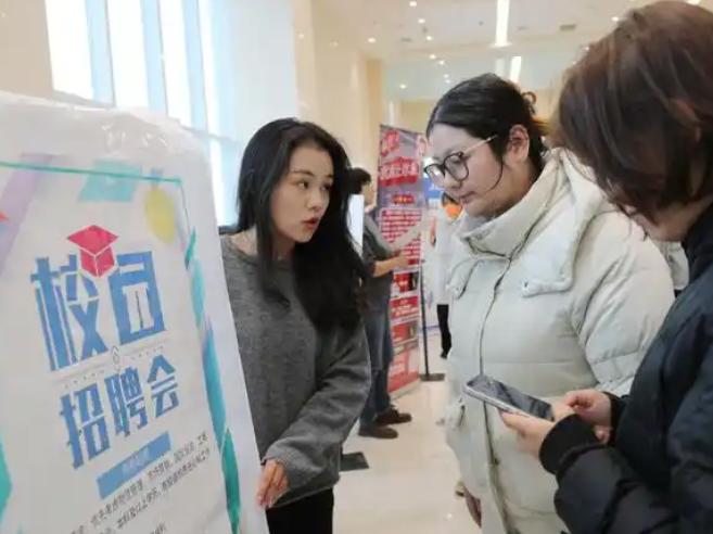 银行大门还开着，门槛换了。2027届银行秋招全面启动，六大行释放超8.6万个