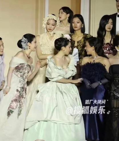 马思纯刚挪一步,周冬雨手一挡,当场把C位掰回去了。刘亦菲站得远,笑得淡,像没看