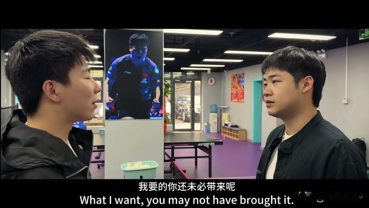 徐瑛彬和曹巍也去了赵峰乒乓球馆。就说看着这里很熟悉，墙上还有梁靖崑的海报，原来