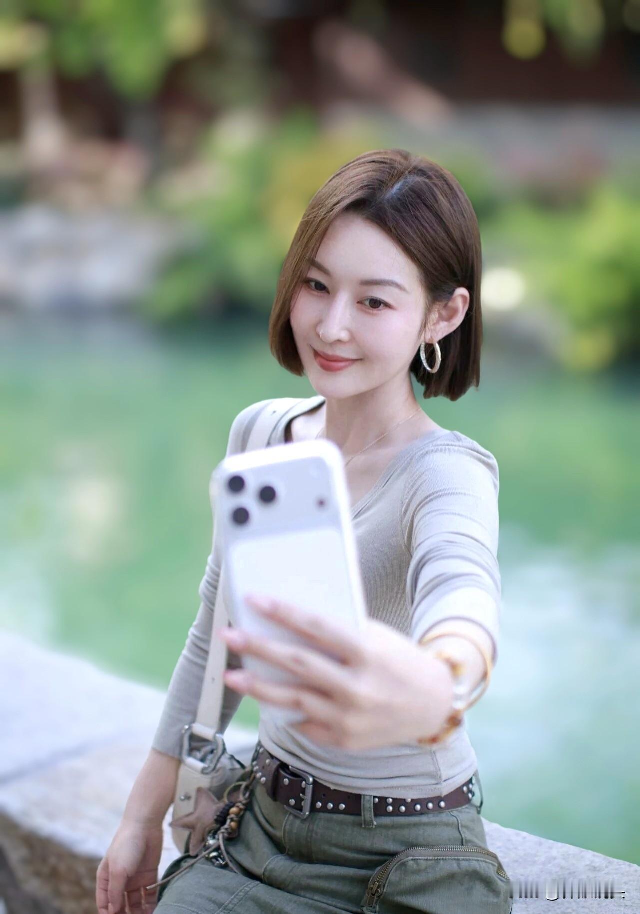 阳光下的自拍，微笑的美好时光