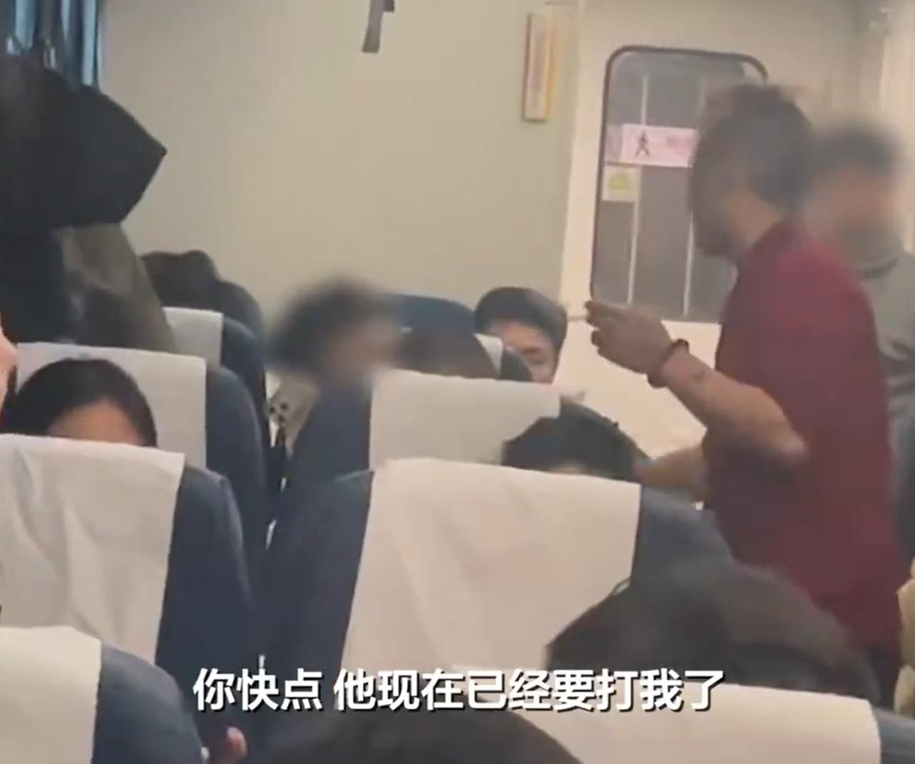 “必须严惩！”一小伙乘坐从无锡到怀化的K807列车时，发现一名男子在车厢里抽烟，