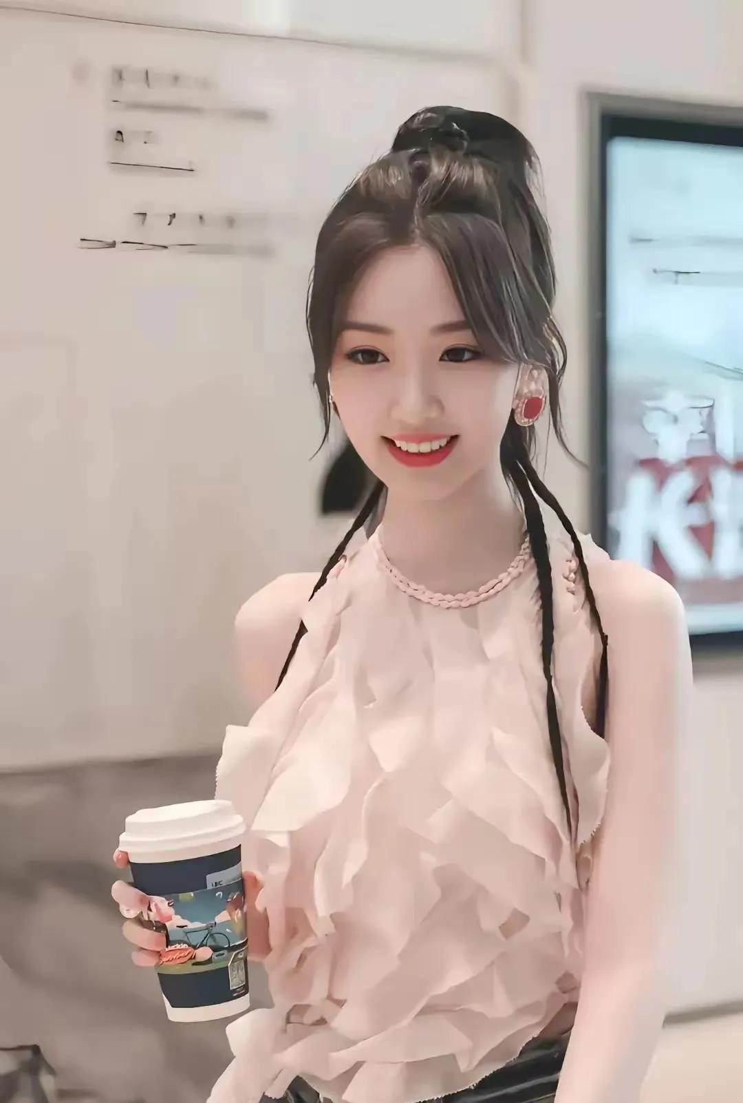 毛晓彤有一种说不出来的美！很喜庆，她的笑容甜美的，特别有魅力，有征服力，看一眼就