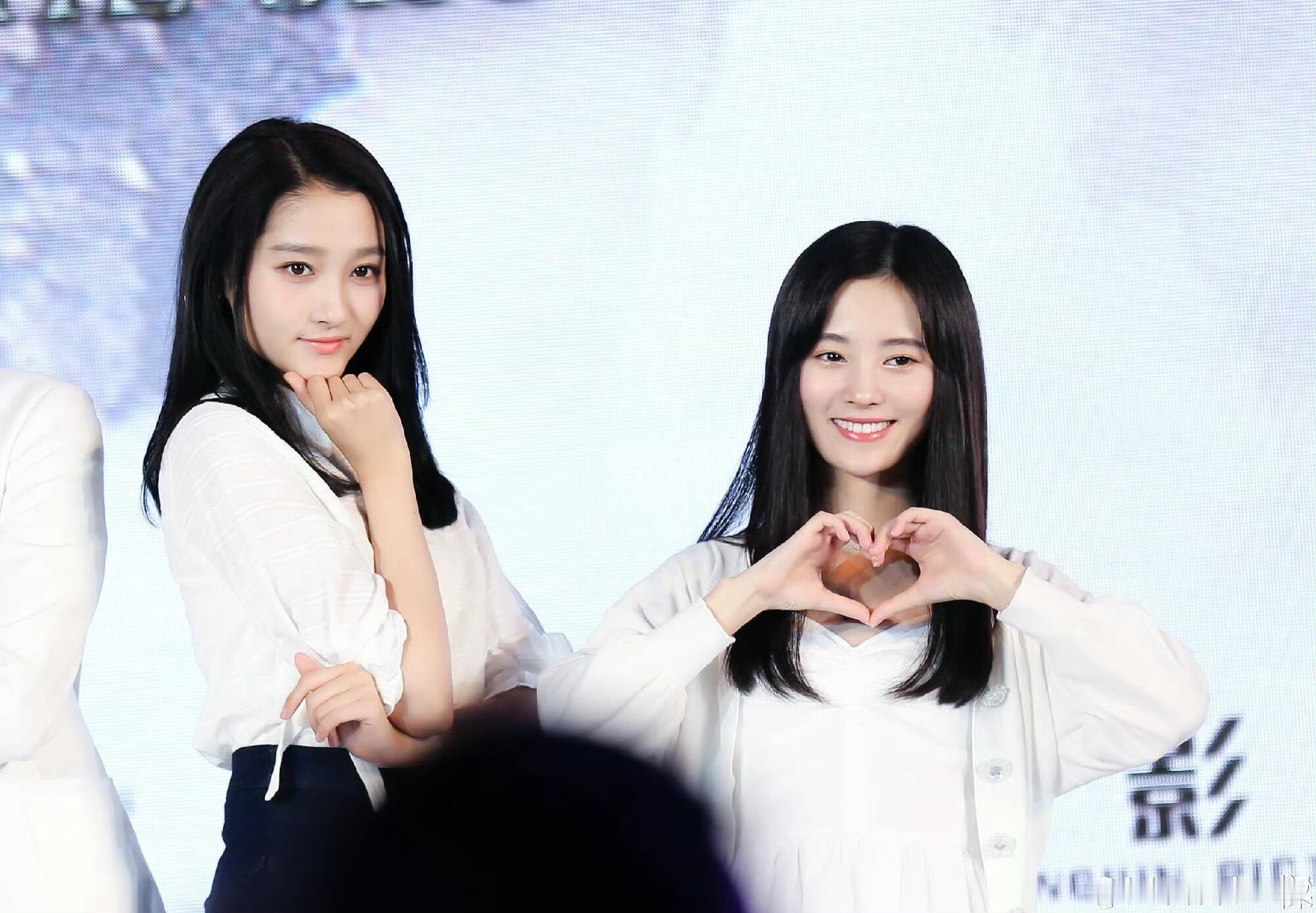 鞠婧祎和关晓彤站在一起像极了妹妹