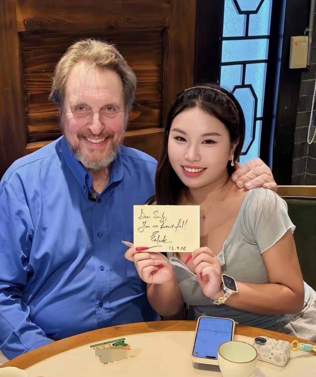 马斯克那位年近八十的父亲，近日竟现身广东街头。清晨的阳光洒在街边小摊上，他与一位