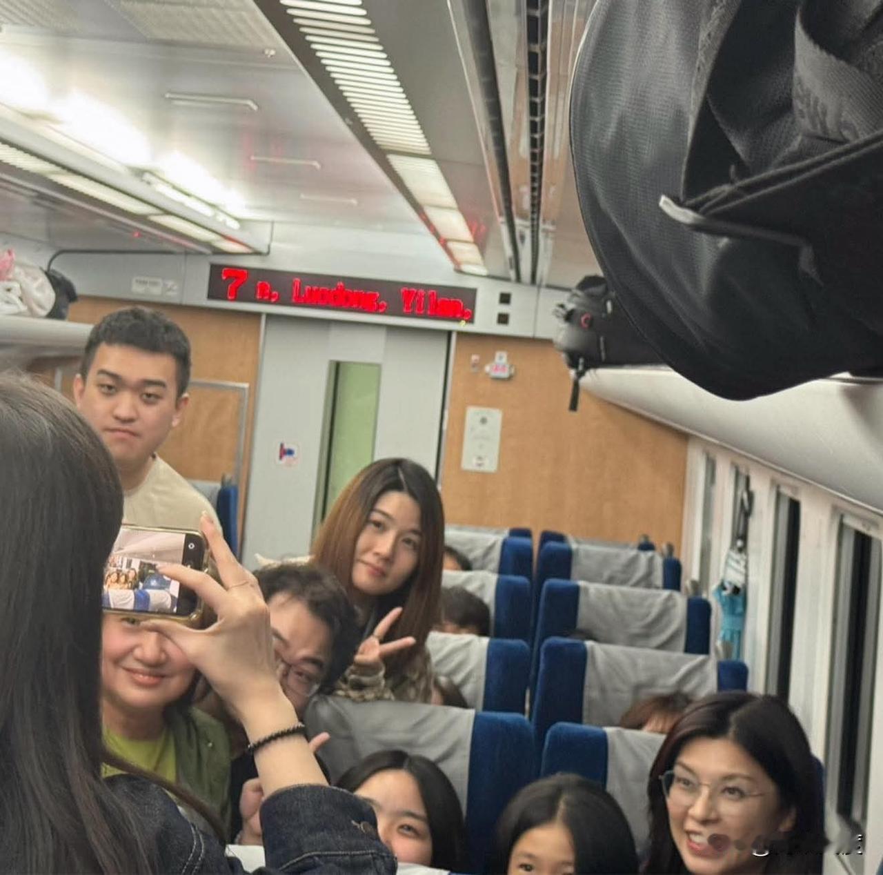 郑丽文结束今日花莲再出发行程，在搭火车回台北途中感性发文:我們一起攜手努力，希望