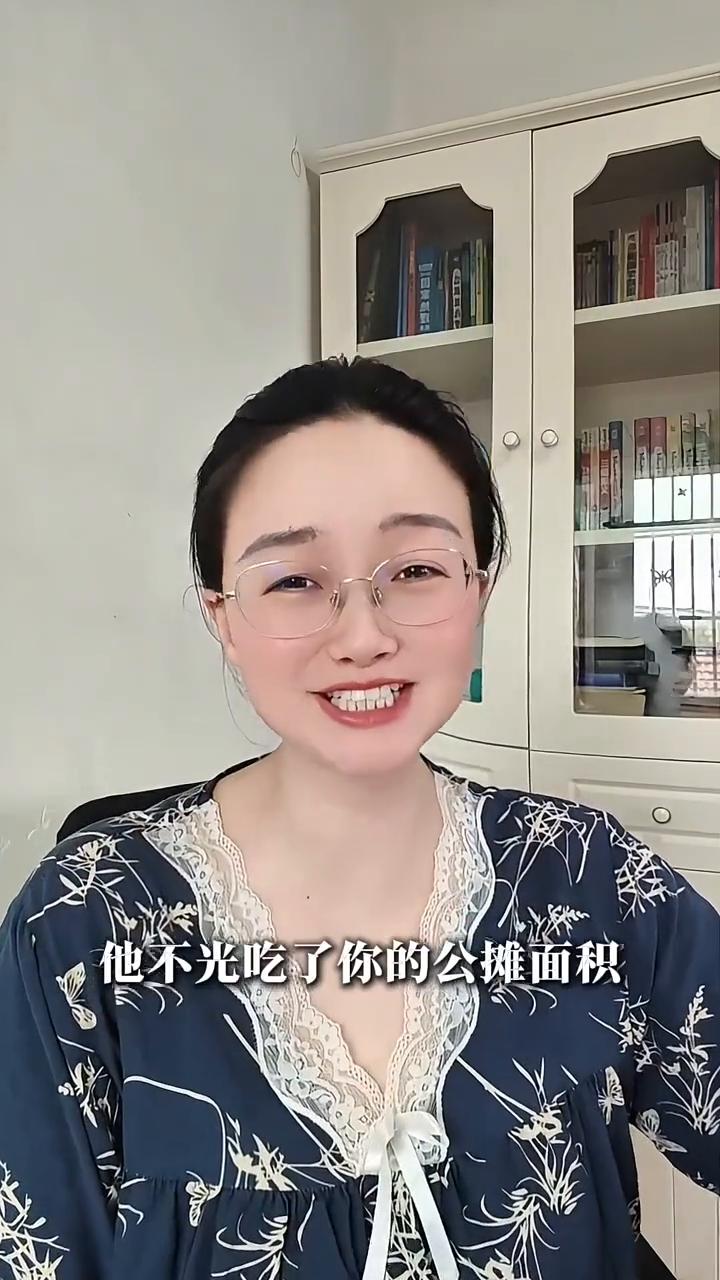 吃西瓜。姐姐发视频展示了弟弟给他留的半个西瓜，我第一眼看去是人情世故，第二眼再