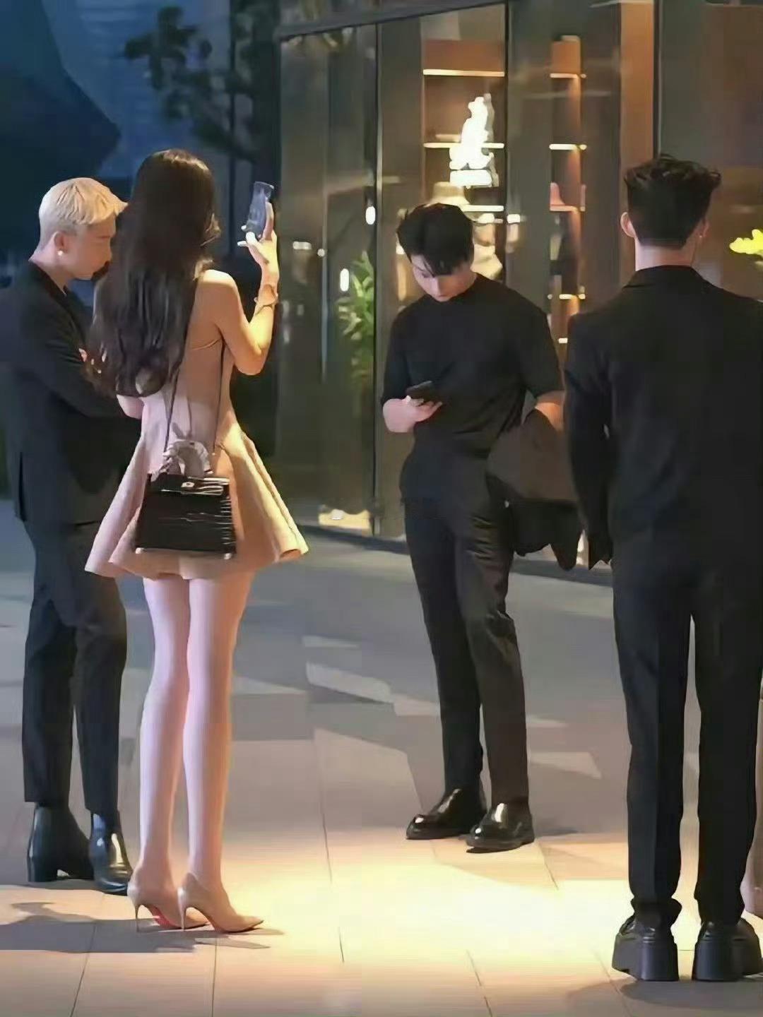 这应该就是有钱人家的公主与少爷吧​​​​