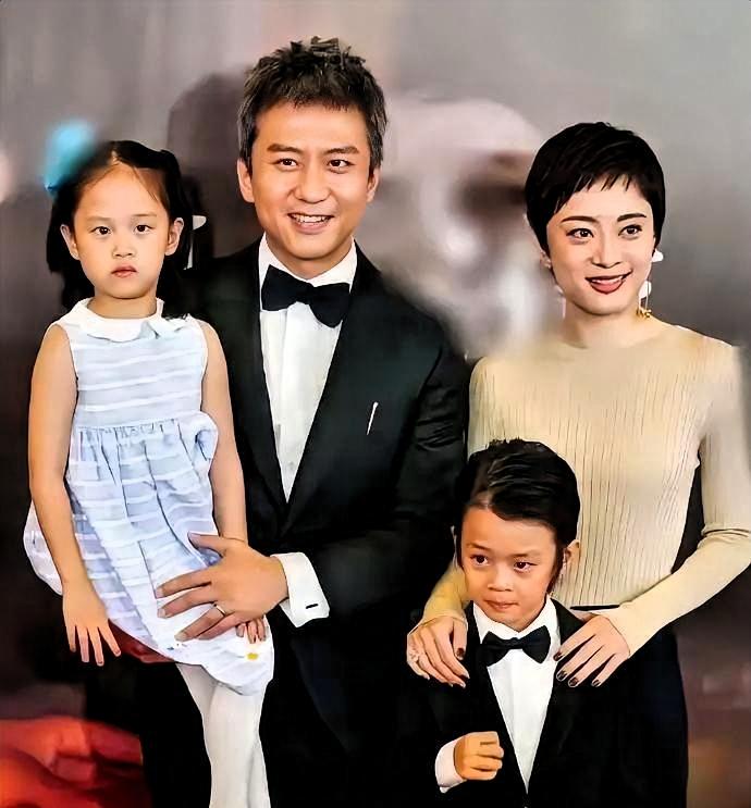 孙俪母亲节收到一句“带三个辛苦了”。全网笑喷。笑完你细想——她不是嫁了个老公，是