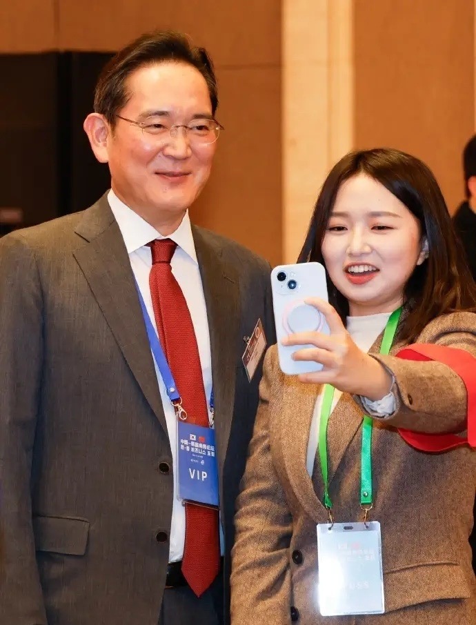 李在明与李在镕微笑着打招呼三星李在镕在北京逛商场，被路人偶遇，真是又有钱又帅，