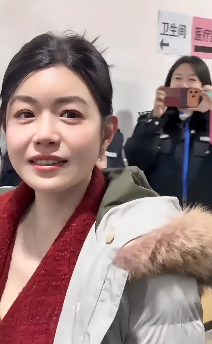 43岁，脸上却找不到一条纹路。陈妍希刚晒出素颜照，评论区炸了：这状态说是大学生