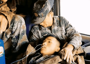 请您停留5秒钟，致敬英雄！哪有什么王者，他们只是在忍痛战斗。致敬中国军人[比心]