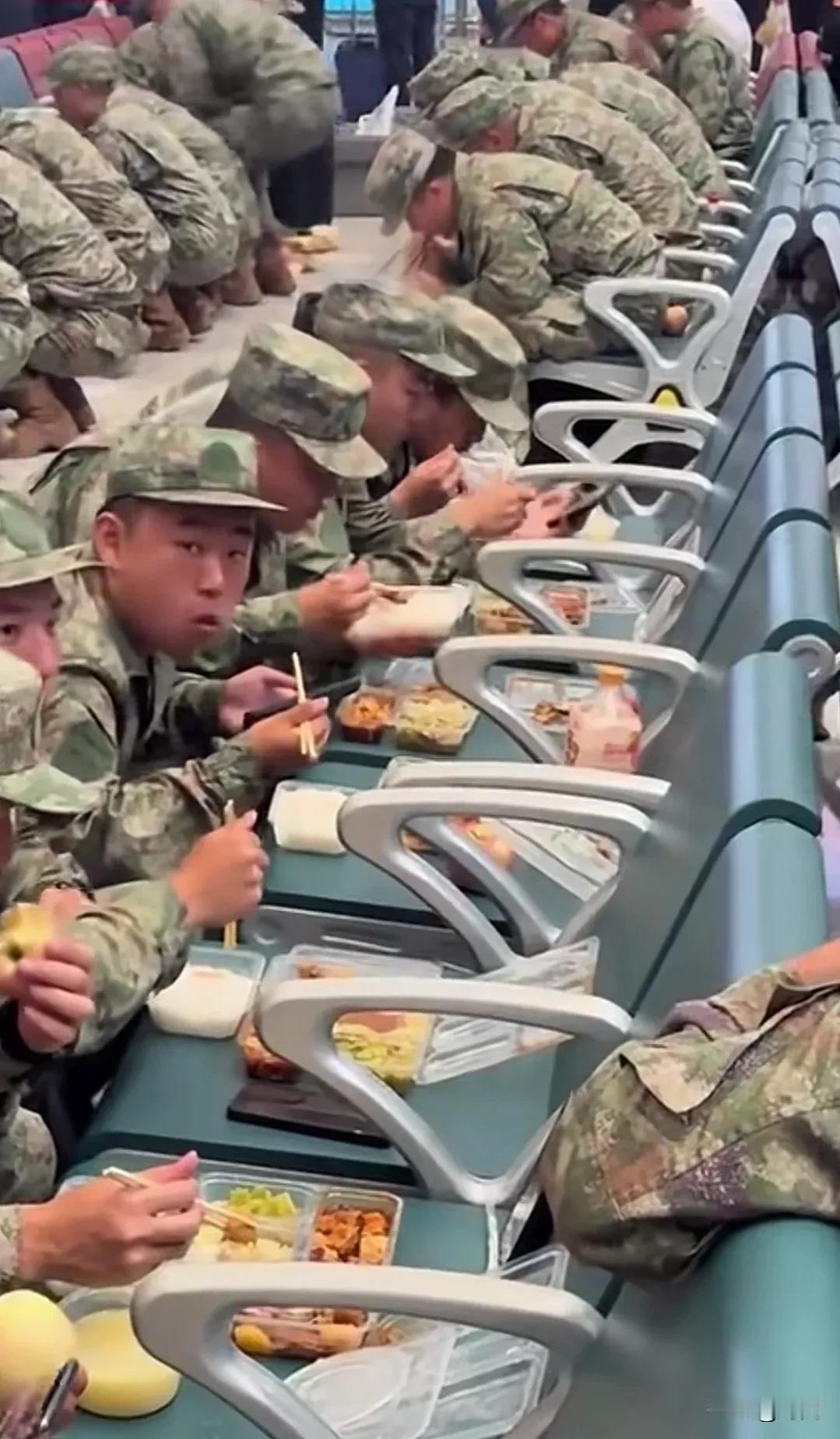 保家卫国，参军光荣！从应征入伍踏入军营的那一刻开始，你就是一名正式的中国军人，“