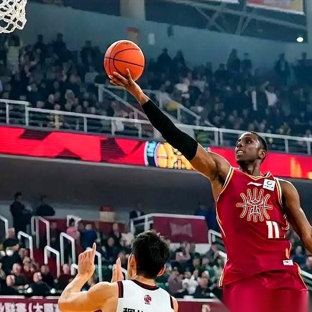 山西男篮更衣室的气氛，前几天还热得烫手。一波三连胜，把之前输球的阴霾全扫光了，