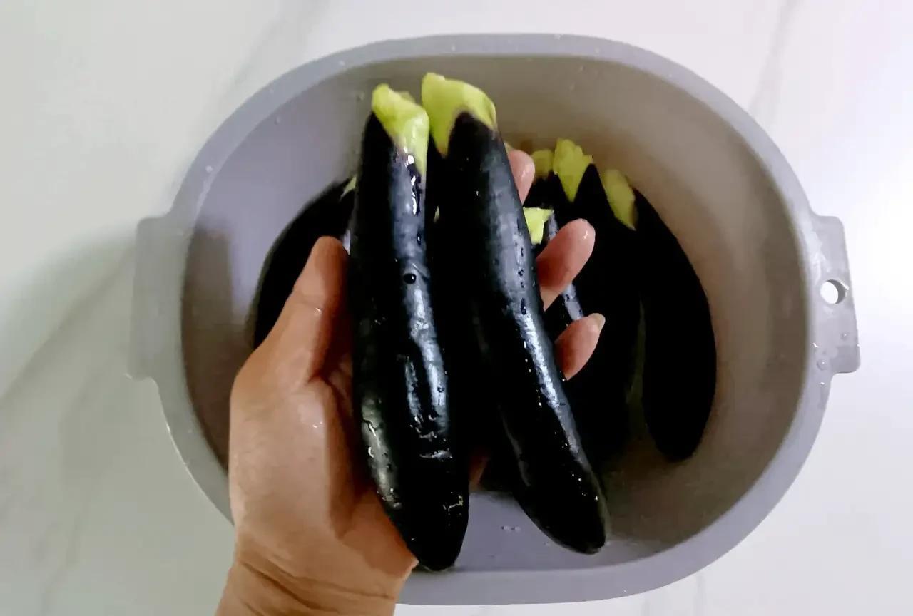“蒜茄子原来是这样啊，我还以为是一种没见过的植物”。有一位浙江网友在我的评论区里