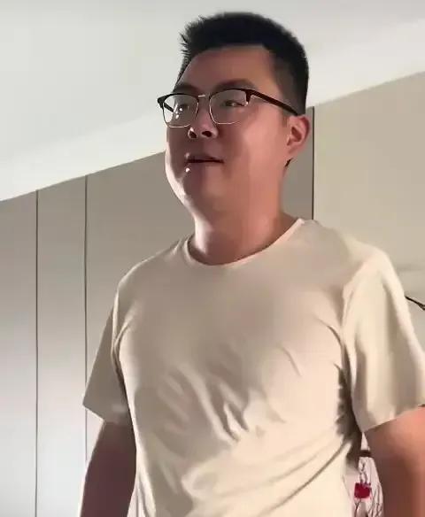 他，到底是一个怎样的人呢？太多的人看不懂了，去九江而不入家门，多少有点诛网友的心