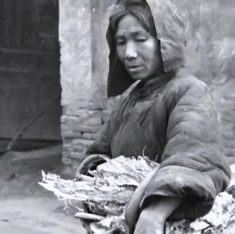 1941年，一农妇偷偷跑到当伪军的侄子家门口，伸长脖子往里一瞧，见家里只有侄子一