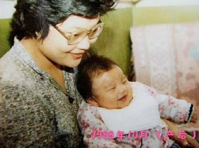 1988年，武汉25岁女老师，新婚不久便怀孕了。哪料，孩子刚出生，丈夫脸色骤然大
